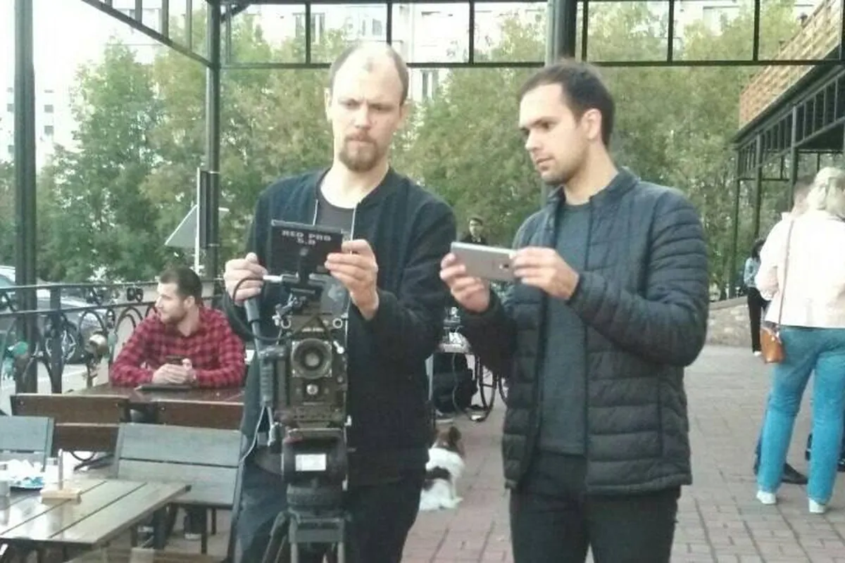 Со съёмок: двое с камерой на летней веранде